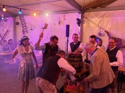 Fassbieranstich auf dem Oktoberfest des Gesangsverein Germania Hainstadt