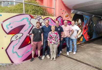 Vor Ort berzeugten sich die Vorsitzenden der Ausschsse Mascha Fertig und Marcus Redanz sowie der Vorsitzenden der Gemeindevertretung Oliver Mser und Brgermeister Alexander Bhn von der gelungenen Gestaltung und waren alle sehr begeistert, von der Art, der Verbindung zu Hainburg und den zahlreichen Details. Foto: Axel Hampe