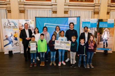 Siegerehrung Schulradeln in Wiesbaden mit  der Rodgauer Carl-Orff-Schule und Staatsminister Kaweh Mansoori   ivm - Marc Jacquemin