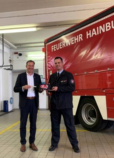 Kollegiales - Schlüsselübergabe unseres neuen Gerätewagen Logistik an die Feuerwehr Hainburg