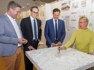Bauwesen - Der Vorsitzende der Gemeindevertretung Oliver Möser, der Erste Beigeordnete Christian Spahn, Bürgermeister Alexander Böhn und Dipl.-Ing. Brigitte Holz vor dem Model des ersten Preisträgers. Foto: Axel Hampe