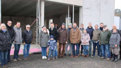 Bauwesen - Besuch auf der Baustelle zur neuen Tankstelle der Firma Knittel in Hainburg mit der CDU Fraktion und dem Architekten Detlev König