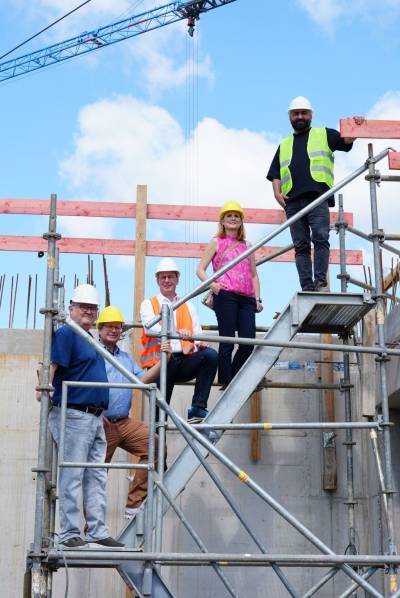 Baustellenbesuch an der Erweiterung des Gothegymnasiums in Neu-Isenburg. Bild Kreis Offenbach