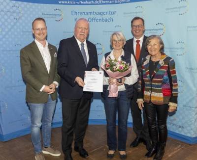 Vier herausragende Pers�nlichkeiten aus dem Kreis Offenbach sind am Mittwochabend im Winterrefektorium des RegioMuseums in Seligenstadt mit dem Ehrenbrief des Landes Hessen ausgezeichnet worden. Kreisbeigeordneter Alexander B�hn �berreichte die Auszeichnungen im Rahmen einer Feierstunde und w�rdigte dabei das langj�hrige ehrenamtliche Engagement der Geehrten.