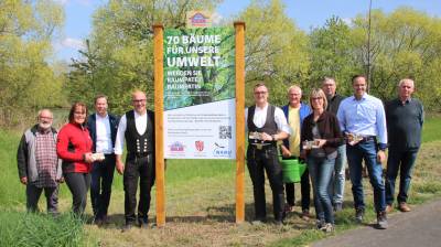 Gewerbe - Gemeinsame Aktion von Holzbau Euler, NABU und Gemeinde Hainburg für mehr Bäume am Mainufer