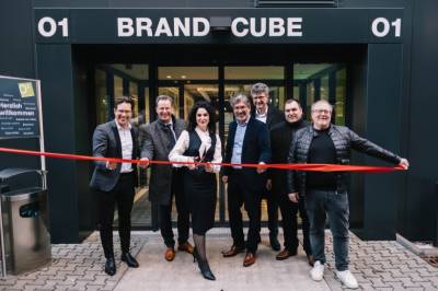 Gemeinsame Erffnung des O1 BRAND CUBE. V.l.: Tobias Eichmeier, CCO der ANWR GROUP; Alexander Bhn, Kreisbeigeordneter des Landkreises Offenbach; Martina Novotny CDO der ANWR GROUP; Frank Schuffelen, CEO der ANWR GROUP; Holger Baierl, Aufsichtsratsvorsitzender der ANWR GROUP; Frank Simon, Brgermeister der Gemeinde Mainhausen; Frank Risse, Geschftsfhrer der Werbegemeinschaft des Ordercenters O1