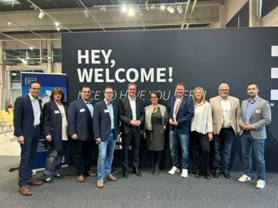 Welche Bedeutung das Thema Fachkr�fte f�r die lokale Wirtschaft hat, ist am Mittwoch einmal mehr in Mainhausen deutlich geworden: Rund 100 Personen sind der gemeinsamen Einladung von Standort Plus, der Agentur f�r Arbeit Offenbach und der Pro Arbeit ? Kreis Offenbach ? (A�R) zu einem Fachkr�ftefr�hst�ck gefolgt. Unter die vielen Unternehmensvertreterinnen und -vertreter im ANWR Ordercenter hatten sich unter anderem auch Kreisbeigeordneter Alexander B�hn und Carmen Giss, die Vorsitzende der Gesch�ftsf�hrung der Agentur f�r Arbeit Offenbach, sowie B�rgermeister Christian Spahn aus Hainburg gemischt.