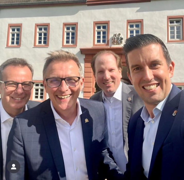 Die vier Bürgermeister der beteiligten Kommunen vor dem Rathaus in Heusenstamm